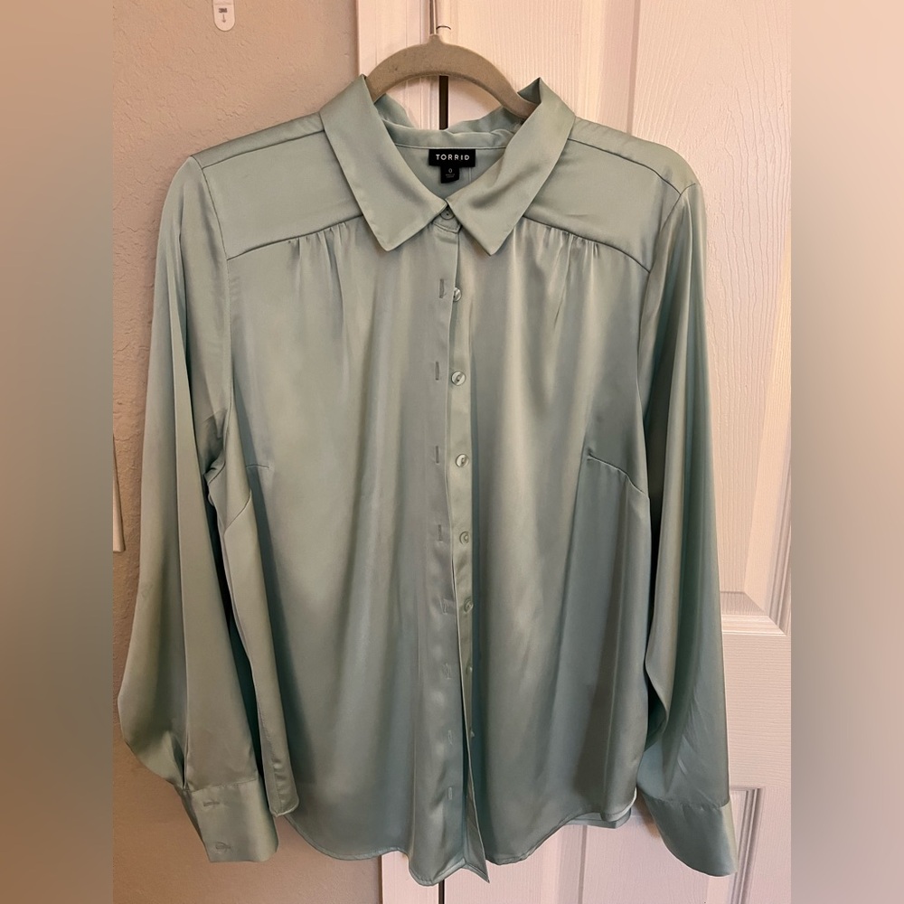 Torrid Madison Satin ButtonUp Long Sleeve Light Green Satin Blouse Size 0/12 Lrg